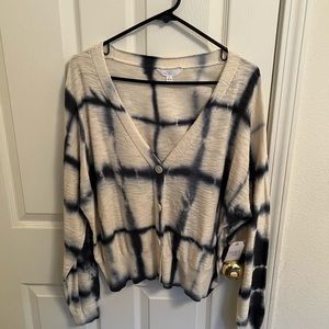 Time and true V-neck button up top long sleeve